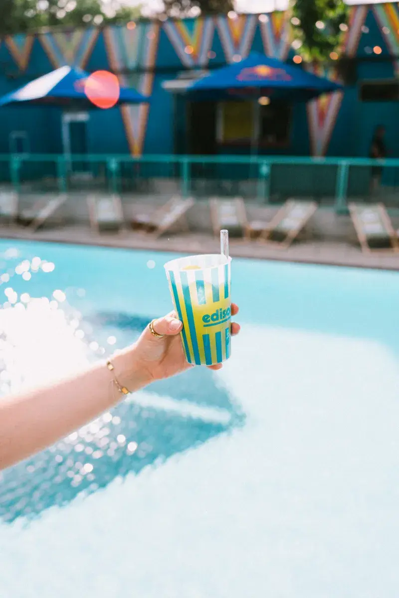 Gäste am Pool im Urban Pool Club von Pratersauna × edison