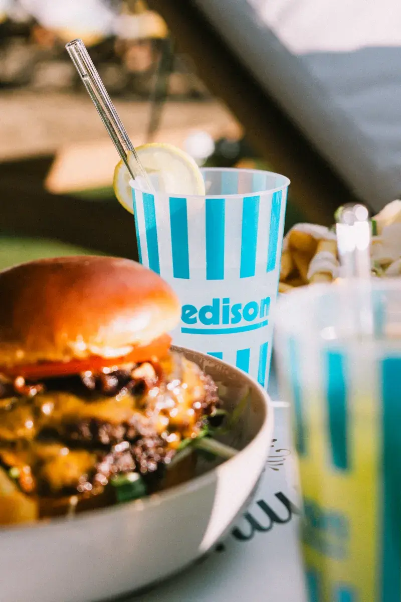 Sommertag im Urban Pool Club von Pratersauna × edison