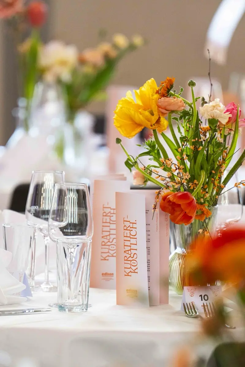 Gedeckte Tische im edison Kultursalon