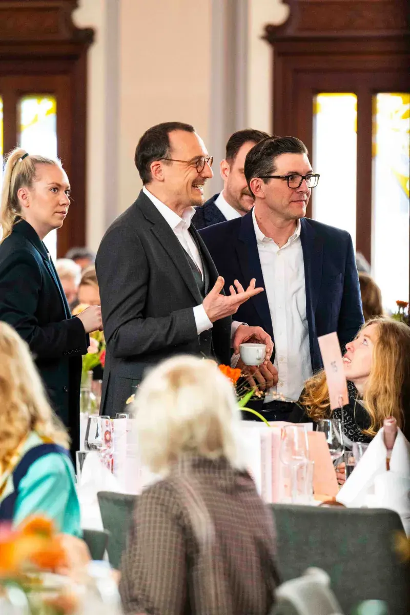 Gäste im Gespräch zwischen den Tischen beim edison Kultursalon