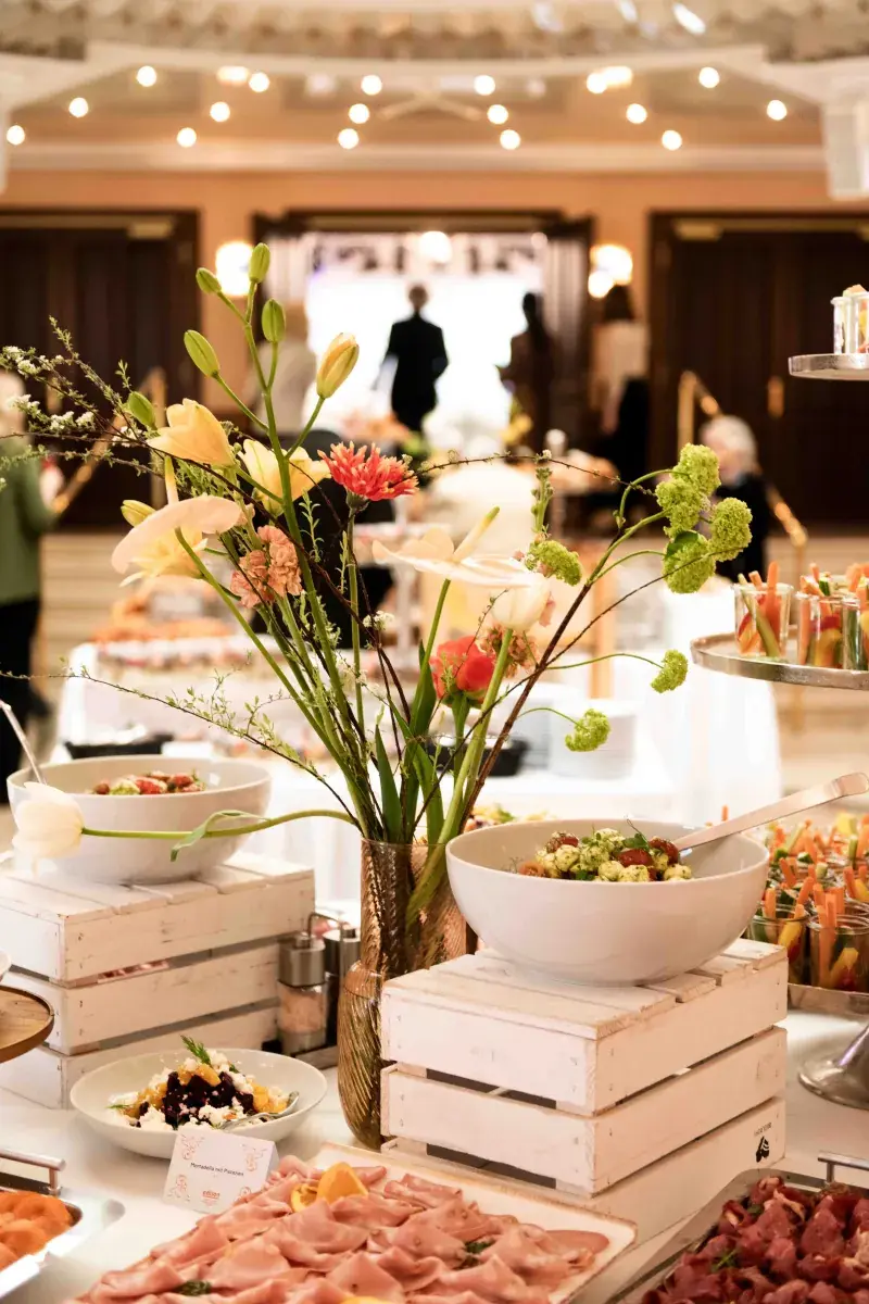 Buffet mit Blumenschmuck, Salaten und Aufschnitt im edison Kultursalon