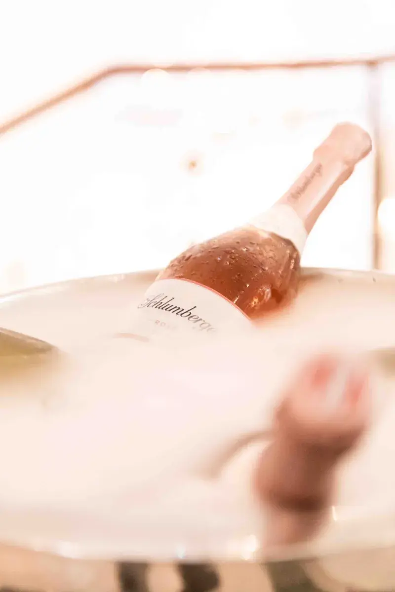 Gekühlte Flasche Schlumberger Rosé im Sektkübel beim edison Kultursalon