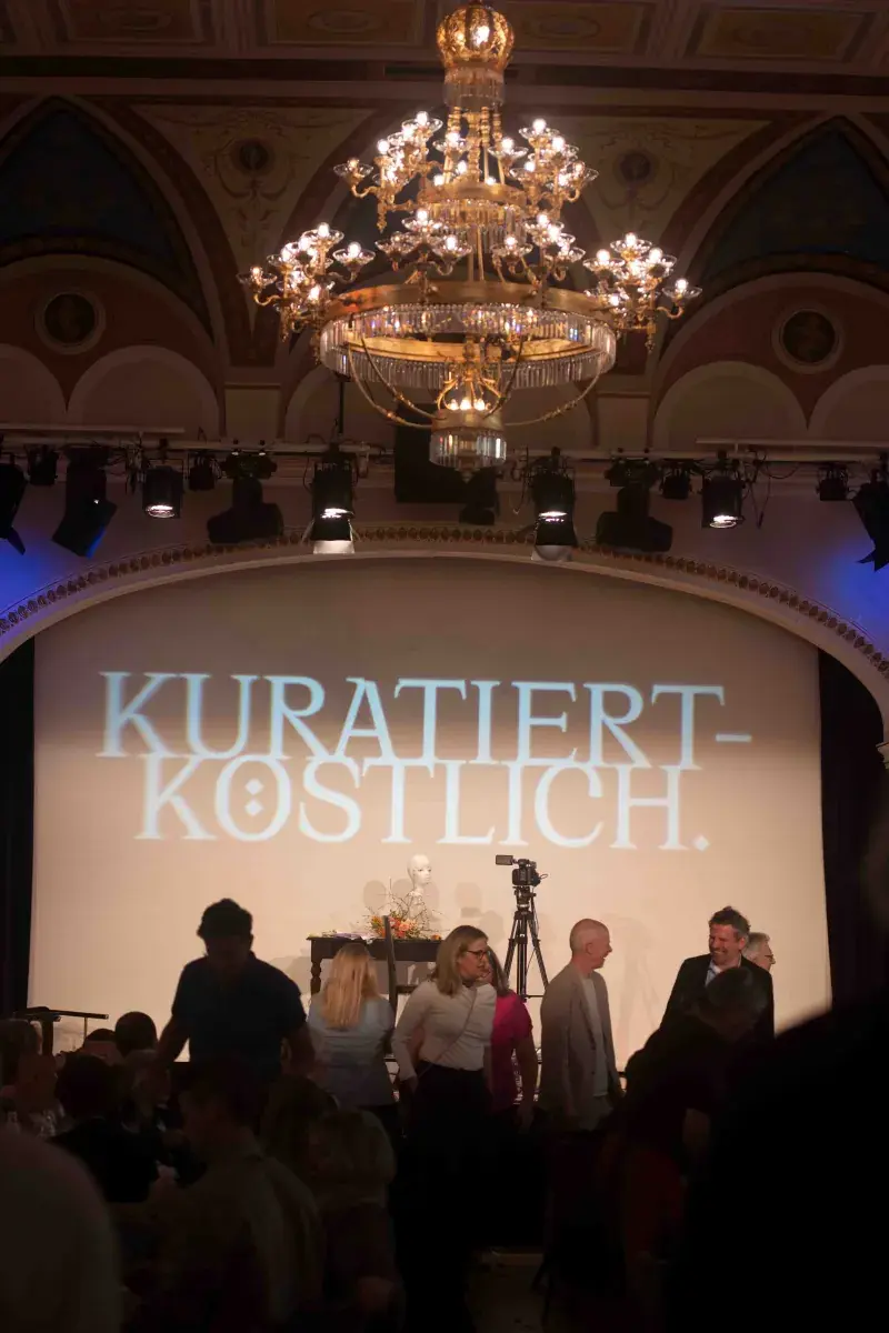 Kristallluster über der Bühne mit dem Schriftzug «Kuratiert Köstlich» im Congress Center Baden
