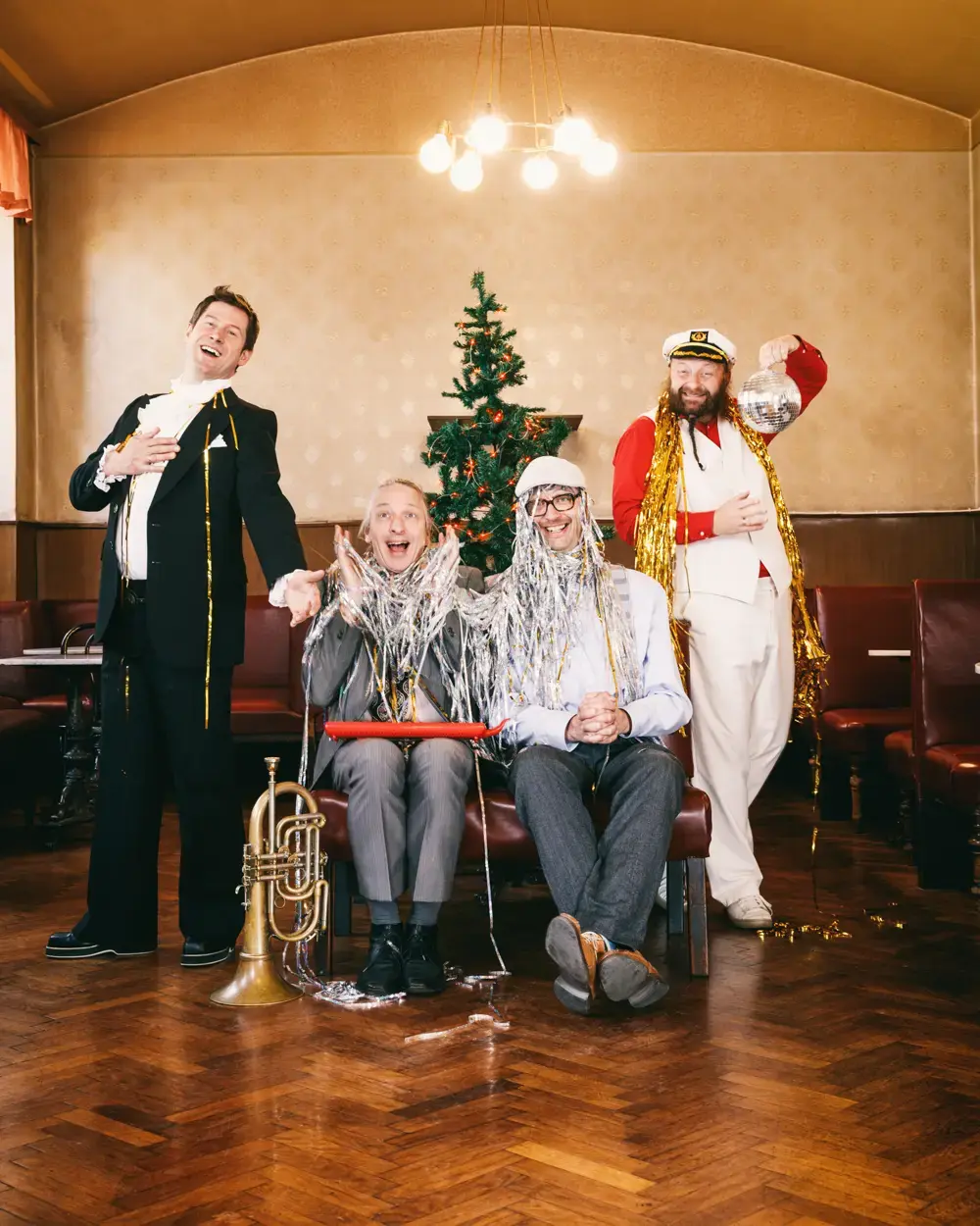 Thomas Gansch, Sebastian Fuchsberger, Leonhard Paul und Michael Hornek mit Lametta und Christbaum – Weihnachtsschlagertherapie im edison Kultursalon