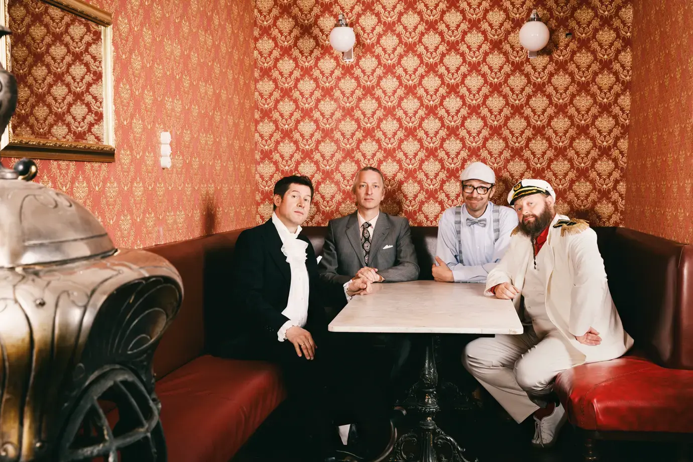 Thomas Gansch, Sebastian Fuchsberger, Leonhard Paul und Michael Hornek in der roten Salonnische